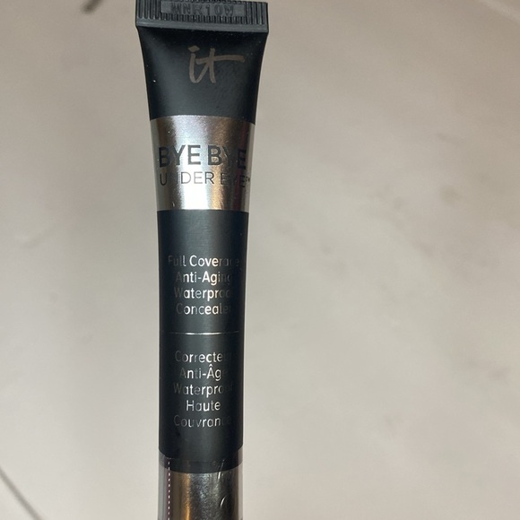 It’s Cosmetics bye bye under eye Waterproof concealer medium (light-medium) - Picture 5 of 6